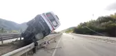 Bariyerlere ok gibi saplanan ambulanstaki hasta hayatını kaybetti