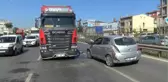 ÇEKMEKÖY'DE OTOMOBİL VE 2 HAFRİYAT KAMYONUN KARIŞTIĞI KAZADA TRAFİK YOĞUNLUĞU