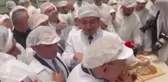 Halk Ekmek açılışında dikkat çeken anlar! İmamoğlu eliyle ekmek bölüp Kılıçdaroğlu'na verdi