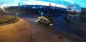 REFÜJE ÇIKAN OTOBÜS, AYDINLATMA DİREĞİ VE AĞAÇLARI DEVİRDİ --