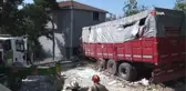 Sarıyer'de gecekondunun üzerine uçan kamyonun enkazı kaldırıldı