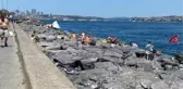 SARAYBURNU SAHİLİ'NDE DENİZDE SERİNLEDİLER