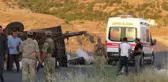 Son dakika haberleri... TRAKTÖRÜN SAMAN YÜKLÜ RÖMORKU DEVRİLDİ 2 YARALI