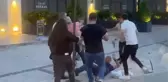 Kadınların ayaklarını çeken kişiye meydan dayağı