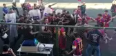 Kırmızı karta sinirlenen futbolcular hakeme saldırdı