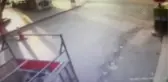 Marketin önündeki gazeteliğin çalınması güvenlik kamerasında