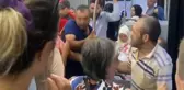 Yolcular, otobüste genç kızın ayaklarının fotoğrafını çeken şahsa meydan dayağı attı
