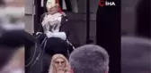İngiltere'de atlı muhafız fotoğraf çektirmek isteyen kadına bağırdı