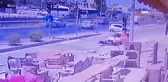 Motosiklet otomobilin altında kaldı, sürücü kaçarak böyle kurtuldu
