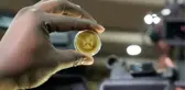 Bankalara dağıtıldı! Doları alt etmek isteyen ülke yüzlerce altın para bastı