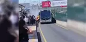 İSTANBUL-ÜSKÜDAR'DA METROBÜSTEN DUMANLAR YÜKSELDİ,YOLCULAR TAHLİYE EDİLDİ