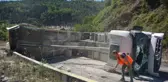 KASTAMONU - Hafriyat kamyonunun devrilmesi sonucu 3 kişi yaralandı