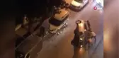 Son dakika haberleri | Yan yatan otomobili elleriyle düzeltip, sıkışan sürücüyü kurtardılar... O anlar kamerada