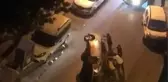 ZEYTİNBURNU'NDA YAN ATAN ARAÇTA SIKIŞAN SÜRÜCÜYÜ ARKADAŞLARI KURTARDI