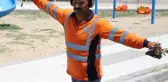 (TEKRAR) Dans ve müzik tutkunu temizlik işçisi görevini severek yapıyor
