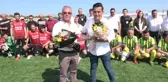 Kimi tarladan izledi kimi tribünden... Futbol turnuvasında tribünlerden kadın sesleri yankılandı