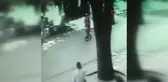 Başkentte ağaç dalının devrilme anı güvenlik kamerasında