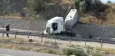 Son dakika haberleri... Ankara'daki kazada bir tır 25 metre yükseklikten yere çakıldı