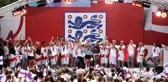 Londra'da binlerce kişi kadın futbol takımının şampiyonluğunu kutladı