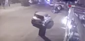 El freni çekilmeyen otomobil çatıya uçtu... O anlar kamerada
