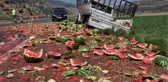 ŞARAMPOLE DEVRİLEN KAMYONETTEKİ BABA- OĞUL YARALANDI, 3 TON KARPUZ ÇEVREYE SAÇILDI