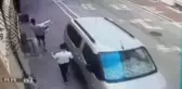 ESENYURT'TA ÇATI ÇATI GEZİP EVİ SOYDULAR; O ANLAR GÜVENLİK KAMERASINDA