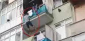 Yanan evin balkonundan alt kata atlayarak canını kurtardı