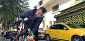 Bisikleti ile taksici gibi mesai yapıyor