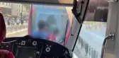 Tramvay vagonları arasında tehlikeli yolculuk
