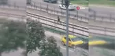 Son dakika haberleri... Bursalı vatandaş karşısına geçmek için canını hiçe sayarak metro hattına girdi... O anlar kamerada