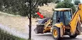 Fizik kurallarına kafa tutan kepçe operatörü 3 teker üzerinde ilerledi