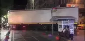 Kadıköyde dar sokakta sıkışan tır trafiği felç etti