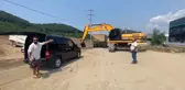 Bahşiş almak için iş makinesiyle düğün konvoyunun önünü kesti