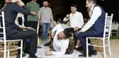 Bekarlığa veda eğlencesinde oyun kaybeden damadı kemerle dövdüler