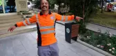 Düğünde oynaması çok beğenilen temizlik işçisine belediye başkanından hediye
