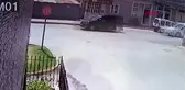 MİNİBÜSE ÇARPAN MOTOSİKLETİN SÜRÜCÜSÜNÜN YARALANDIĞI KAZA KAMERADA