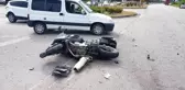Otomobil kırmızı ışıkta bekleyen motosiklete çarptı: 2 yaralı