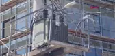 ELEKTRİK AKIMINA KAPILAN İŞÇİ 4'ÜNCÜ KATTAN DÜŞÜP ÖLDÜ