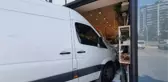 KAMYONET, OTOMOBİLE ÇARPIP MAĞAZAYA GİRDİ