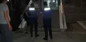 Kanlar içinde girdiği aparmandaki dairelerin zillerine basıp 