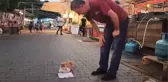 Alışveriş stantlarında hırsız şoku: Tezgahtan kıyafet çalarken yakalanan hırsız esnafı darp edip kaçtı