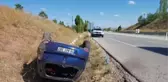 Devrilen otomobildeki 3 kişi yaralandı