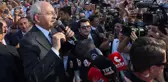Kendini bir anda bankın üzerinde bulan Kılıçdaroğlu, espriyi patlattı: Korsan miting düzenlemişsiniz, hepinizi Silivri'ye göndereceğim