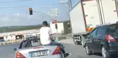 Üstü açık otomobilde tehlikeli yolculuk kamerada