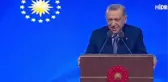 Cumhurbaşkanı Erdoğan muhalefeti eleştirirken durup gülümsedi, salonda bir anda tezahüratlar yükseldi