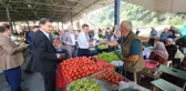 Vali pazara indi, pazarcı esnafına aşure dağıttı