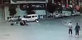Motosiklet ile elektrikli bisiklet kafa kafaya böyle çarpıştı: 3 yaralı