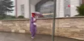 Sağanak yağış hayatı olumsuz etkiledi... Yağmura hazırlıksız yakalanan vatandaşlar otobüs duraklarına sığındı