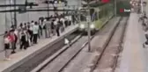 Metronun önüne atlayan kişi, yürekleri ağza getirdi