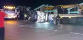 Sarıyer'de kontrolden çıkan kamyon devrildi